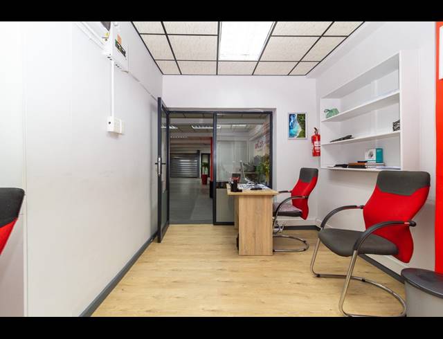 275M² BUILDING TO LET IN WOODSTOCK
